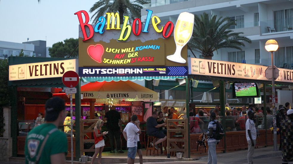 Der Biergarten „Bamboleo“ in der Schinkenstraße an der Playa de Palma auf Mallorca. Hier sind Security-Mitarbeiter auf deutsche Urlauber losgegangen. Foto: IMAGO IMAGES/Hanno Bode