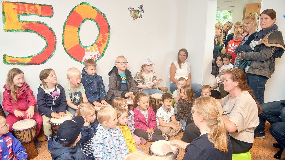 Die Kinder sangen und trommelten zum Jubiläum. Foto: Gerd-Arnold Ubben