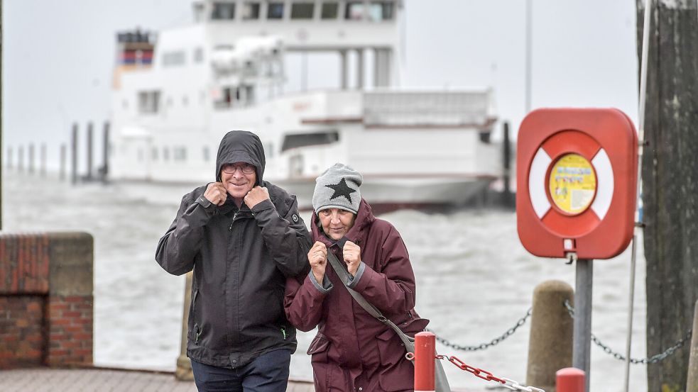 In Norddeich waren die Böen am Mittwoch besonders stark – das erlebten Herrmann und Lisa Geering aus Meppen am eigenen Leib. Foto: Ortgies