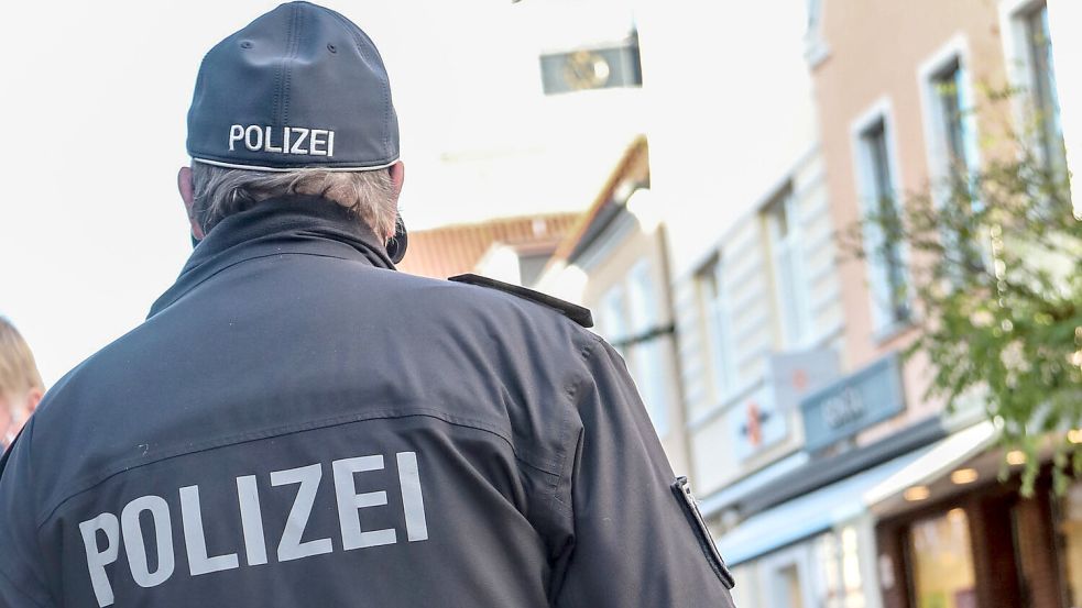 Ein Polizist auf Fußstreife in der Auricher Innenstadt. Foto: Romuald Banik