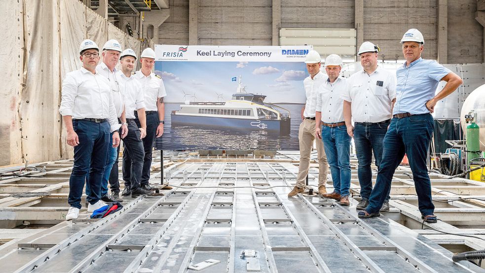 Die Kiellegungszeremonie im polnischen Kozle. Das Foto zeigt Stephan Bekkers und Peter Baars (beide Damen Werft, von links), Okko Hojer und Stephan Ulrichs (beide Bauleitung Frisia), Reedereivorstand Carl-Ulfert Stegmann, Michael Garrelts (technischer Inspektor Frisia), Jacek Malek und John Nieboer und (beide Damen Werft). Foto: AG Reederei Norden-Frisia