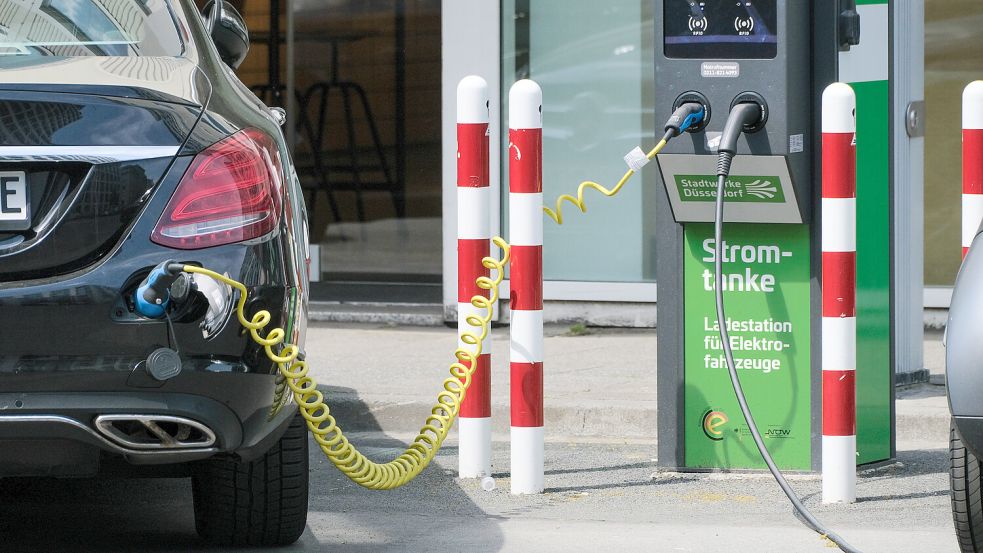 Ein E-Auto wird an einer Ladesäule mit Strom aufgeladen. Foto: Michael Gstettenbauer / Imago Images