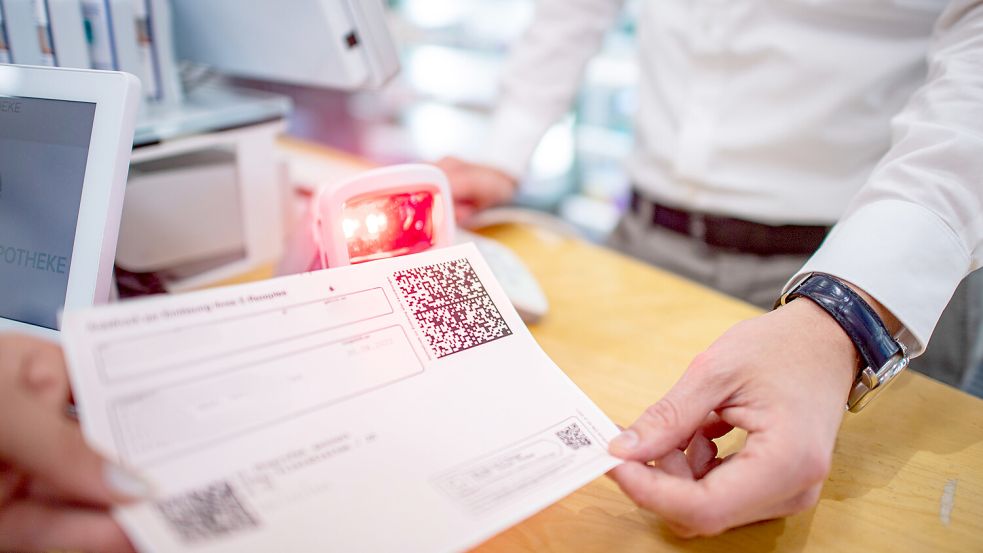 Bisher werden E-Rezepte ausgedruckt, sodass Apotheken die QR-Codes einscannen können. Doch das System soll bald ohne Papier auskommen. Foto: DPA