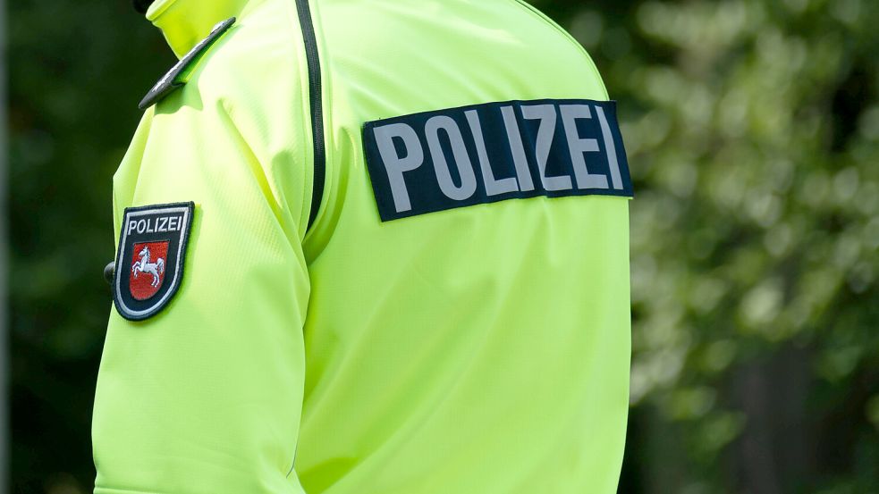 Polizisten benachrichtigen eine Familie über den vermeintlichen Tod eines 44-Jährigen aus Niedersachsen – doch der Mann lebt. Foto: imago images/Fotostand
