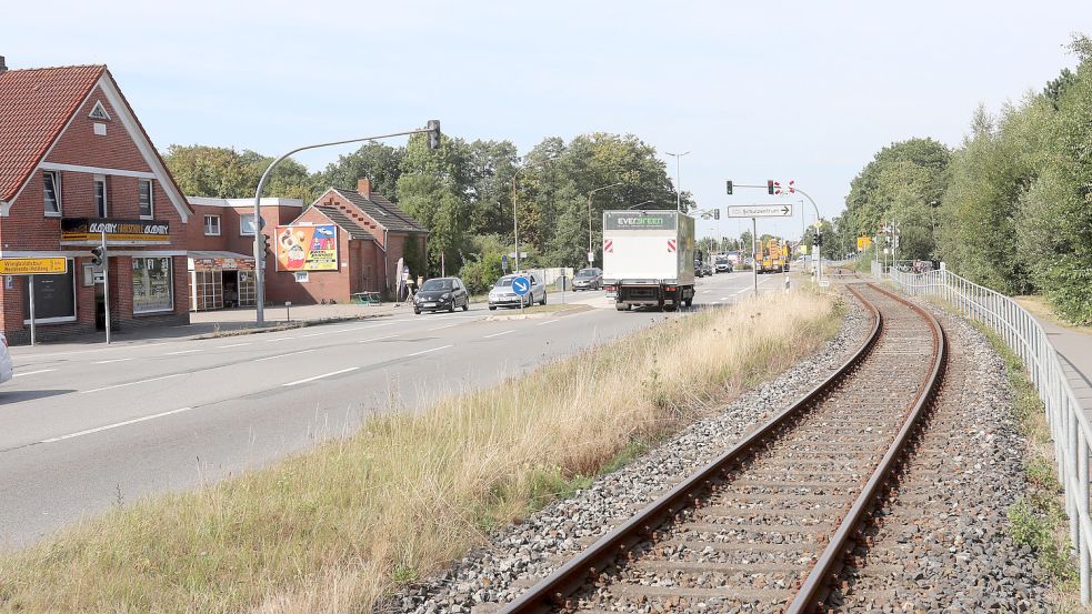 In Moordorf könnte an Stelle der Gleise eine Busspur entstehen. Das schlägt Detlev Krüger (Freie Wähler) vor. Foto: Romuald Banik