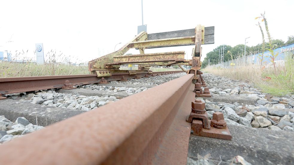 Am Auricher Ortseingang enden die Schienen entlang der Emder Straße am Prellbock. Gewidmet ist die Strecke aber noch bis zur Sparkassen-Arena. Foto: Romuald Banik