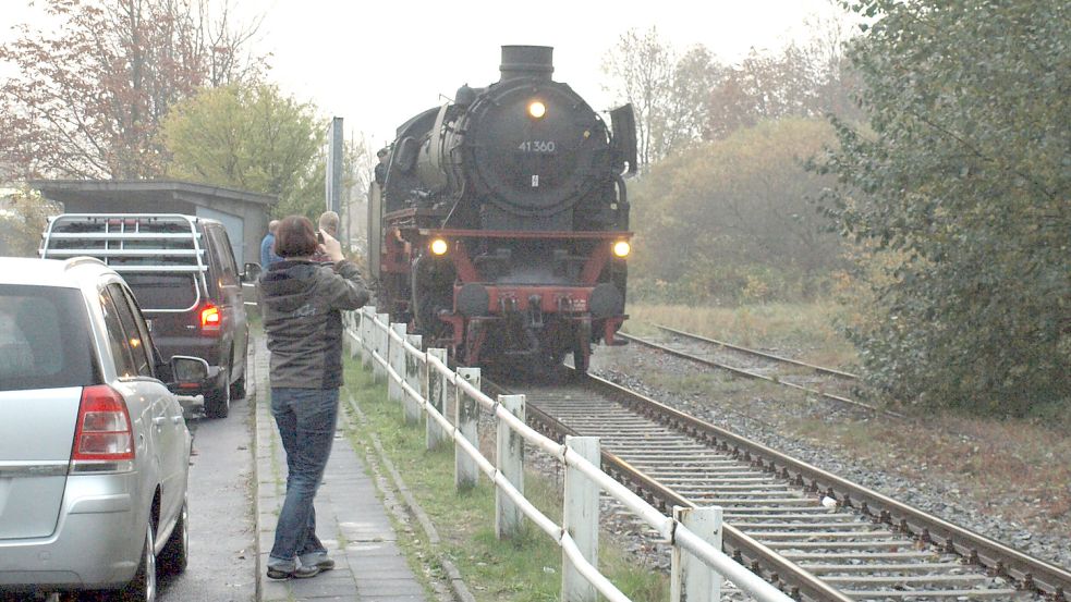 Ende Oktober 2010 lockte eine Dampf-Sonderfahrt noch Schaulustige ans Gleis in Südbrookmerland. Jetzt hält sich die Begeisterung für Personenzüge in der Gemeinde in Grenzen. Foto: Heino Hermanns