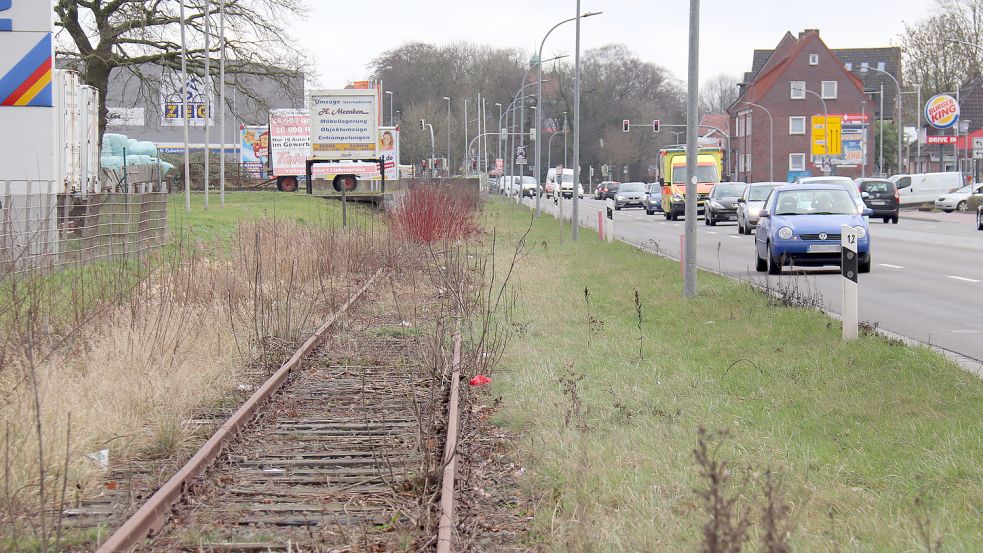Soll an der Sparkassen-Arena in Aurich tatsächlich ein neuer ZOB mit Bahnsteig entstehen, müsste es an dieser Stelle an der Emder Straße weiter und dann über den Wallster Weg gehen. Foto: Heino Hermanns