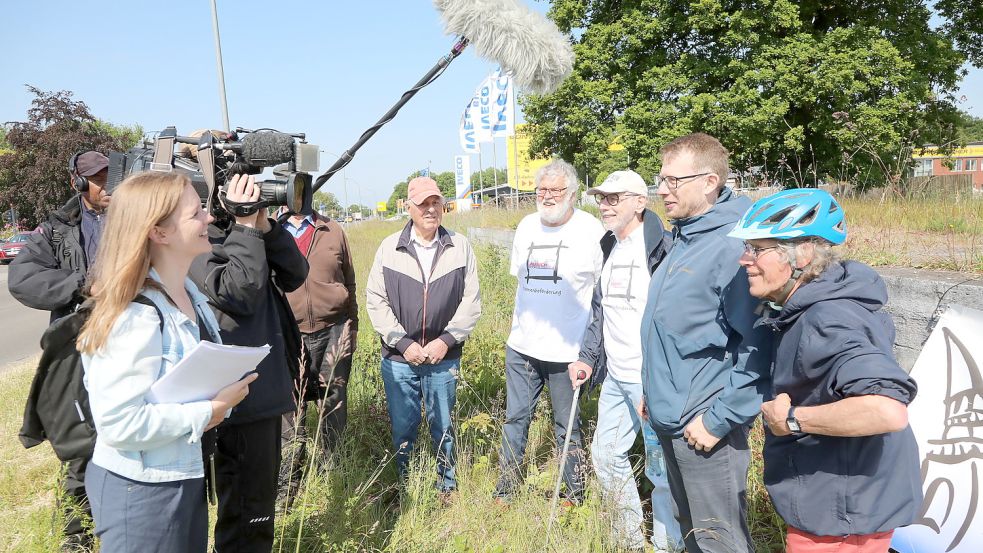 Helmut Wendt, Vorsitzender des Vereins „Aurich – ran an die Bahn“, stand zusammen mit dem ehemaligen Auricher Bürgermeister und Landtagsabgeordneten Wolfgang Ontijd (CDU) und weiteren Mitstreitern vor einer RTL-Kamera. Foto: Romuald Banik