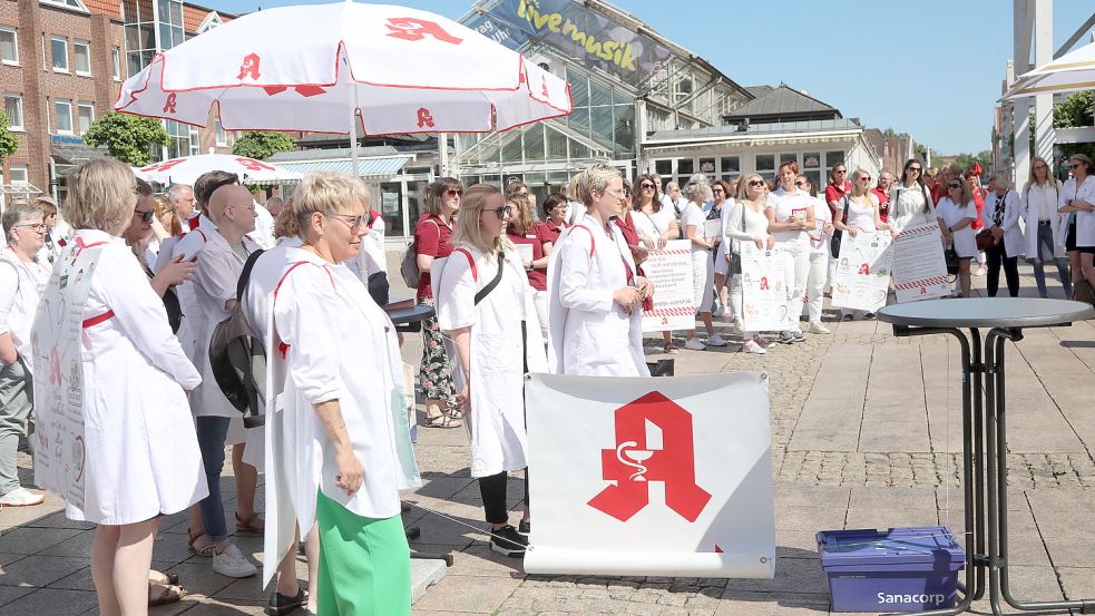 Rund 100 Beschäftigte aus Auricher Apotheken waren zur Kundgebung am Mittwoch gekommen. Foto: Romuald Banik