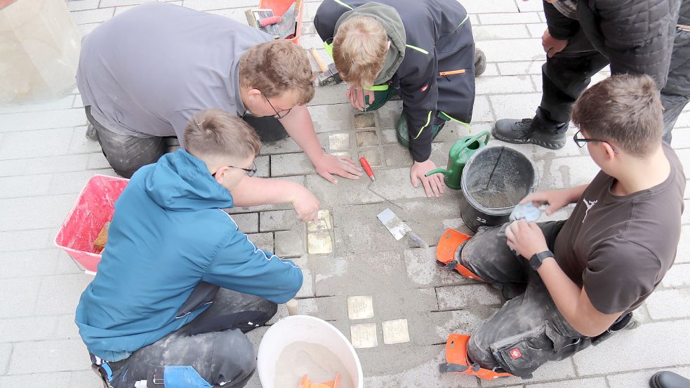 Die Verlegung im neuen Pflaster ist etwas schwieriger als seinerzeit bei der alten Pflasterung der Fußgängerzone. Foto: Heino Hermanns