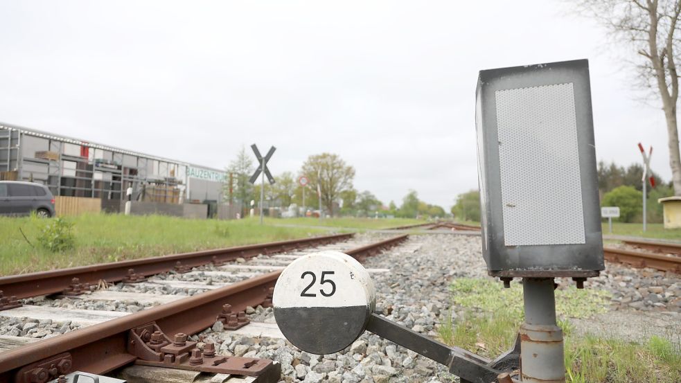 Bislang können nur Güterzüge die 2008 reaktivierte Strecke von Aurich nach Abelitz nutzen. Foto: Romuald Banik