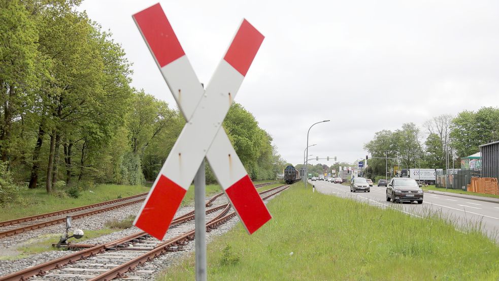 Entlang der Bahnstrecke gibt es zahlreiche Bahnübergänge – zu viele, sagen Kritiker der Reaktivierung. Foto: Romuald Banik
