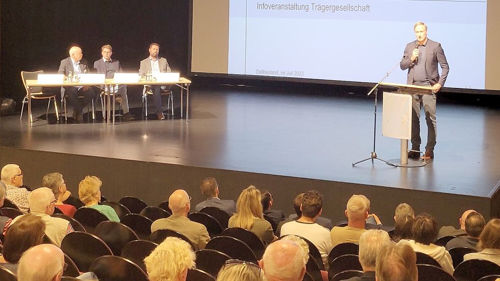 Auf dem Podium: Klinik-Chef Dirk Balster (am Stehpult), Transformationsbeauftragter Hans-Joachim Winterling, Ärztlicher Direktor Standort Norden und Chefarzt des Notfallzentrums, Alexander Dinse-Lambracht, sowie Rettungsdienst-Co-Geschäftsführer Marcel Schäfer. Foto: Rebecca Kresse