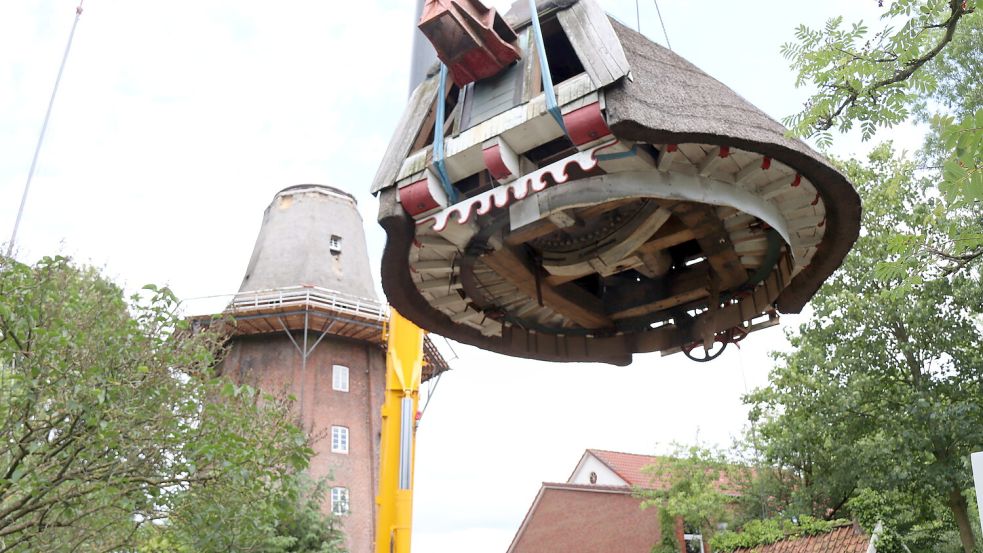 Die Kappe schwebt langsam zu Boden. Die Stiftsmühle ist derzeit kopflos. Foto: Karin Böhmer