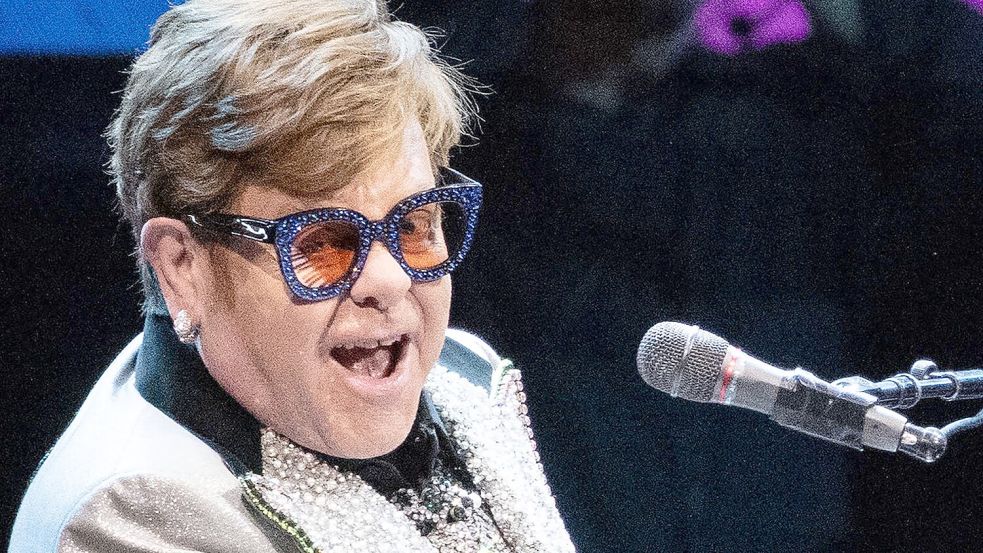 Elton John hat als Popstar Geschichte geschrieben. Jetzt geht er auf Abschiedstournee. Foto: Sven Hoppe/dpa