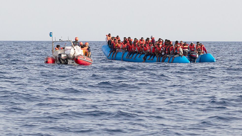 Tausende Schutzsuchende sind in wackeligen Holz- oder Schlauchbooten auf der Flucht. Foto: dpa/Sea-Eye/Fabian Heinz