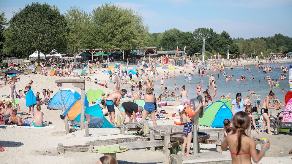 Bei bestem Sommerwetter herrscht regelmäßig dichtes Gedränge am Badesee. Fotos: Romuald Banik