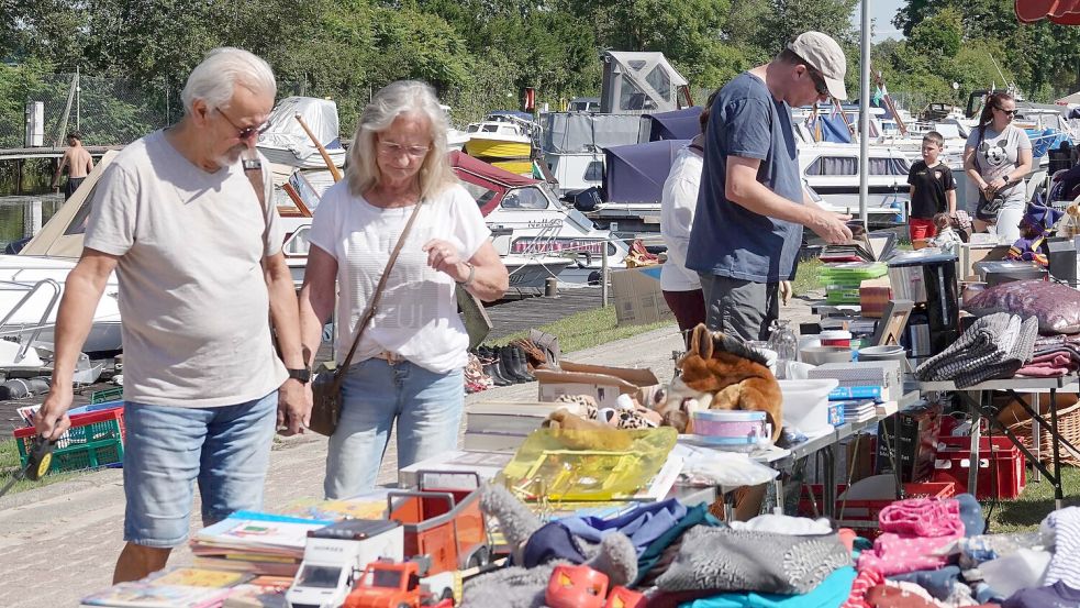 60 Stände entlang des Timmeler Hafens laden die Besucher zum Stöbern und Fachsimpeln ein. Foto: Helmut Vortanz