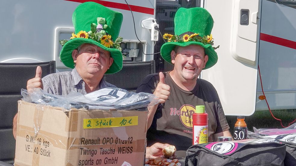 Wolfgang und Florian sind mit Wohnmobil und Anhänger aus Regensburg angereist, um ihre Waren feilzubieten. Foto: Helmut Vortanz