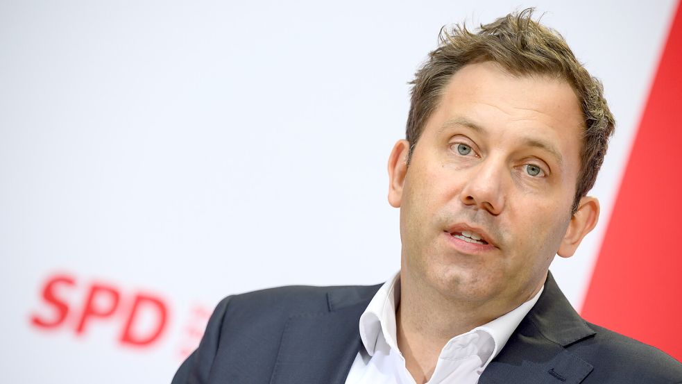 Der SPD-Vorsitzende Lars Klingbeil befürchtet eine Normalisierung rechten Gedankenguts - und glaubt, dass sich das auf die von der Union beschworenen Brandmauer zur AfD auswirken könnte. Foto: dpa/Bernd von Jutrczenka
