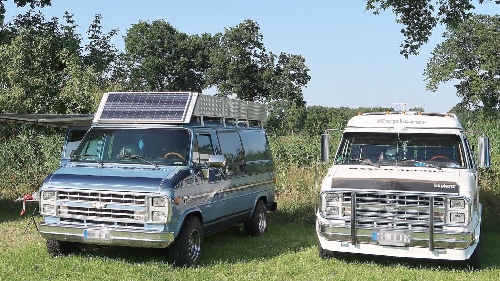 Ein Zugeständnis an die heutigen Zeiten: Dieser amerikanische Van hat ein Solarmodul auf dem Dach. Foto: Malte Ufkes
