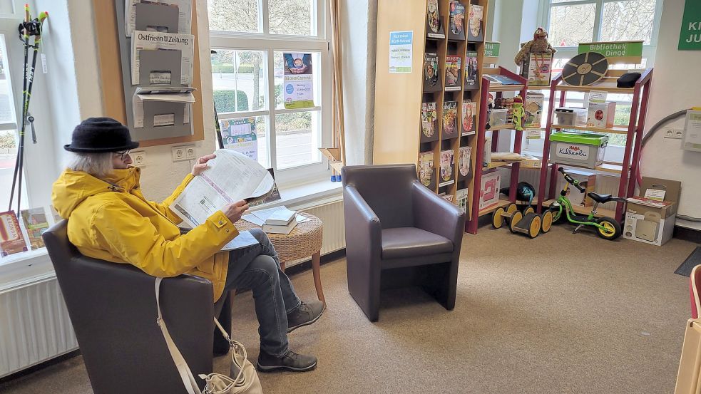 Die Norder schätzen die zentrale Lage der Stadtbibliothek direkt am Marktplatz. Viele kommen auch kurz vorbei, um eben in die Zeitung zu schauen. Foto: Rebecca Kresse