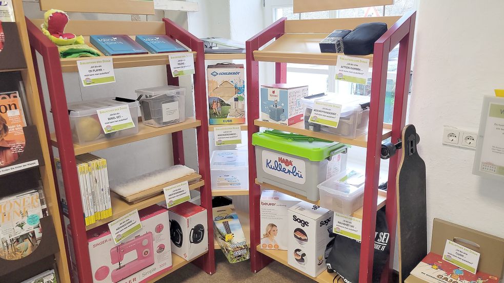 Längst werden nicht mehr nur Bücher in der Bibliothek ausgeliehen. Doch von der Bibliothek der Dinge findet nur ein kleiner Teil Platz im Ausstellungsraum. Foto: Rebecca Kresse
