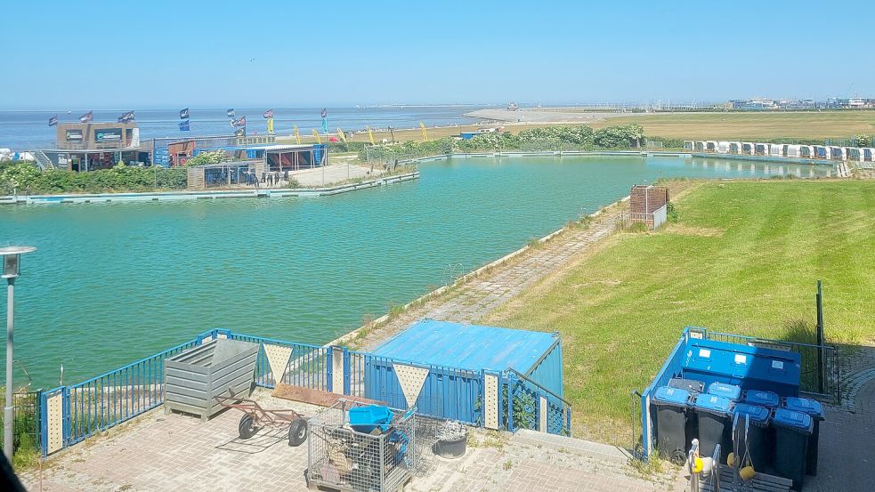 Ein großes Becken, am Rand ein bisschen Wiese – so sah das alte Nordeicher Freibad aus. Seit Jahren ist es außer Betrieb. Nun soll alles neu gemacht werden. Foto: Rebecca Kresse