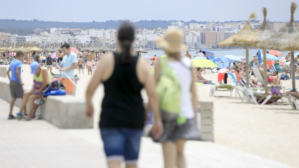 Für den Sommer 2023 wird auf Mallorca ein neuer Besucherrekord erwartet. Die Baleareninsel hat vorgesorgt und einige neue Regeln eingeführt, um die Touristenmassen in Schach zu halten. Foto: dpa/Clara Margais