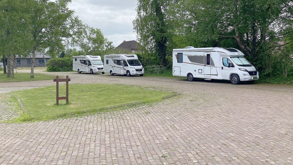 Immer wieder übernachten Wohnmobilisten auf dem Parkplatz am Moormuseum in Moordorf. Foto: Holger Janssen
