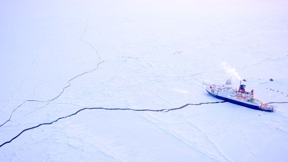 Das deutsche Forschungsschiff Polarstern liegt im Frühjahr 2020 während der einjährigen Mosaic-Expedition im Eis der Zentralarktis. Professor Markus Rex leitet die Expidition. Während der Wissenschaftstage hält er einen Vortrag in Aurich. Foto: DPA/Alfred-Wegener-Institut, Helmhol/Manuel Ernst