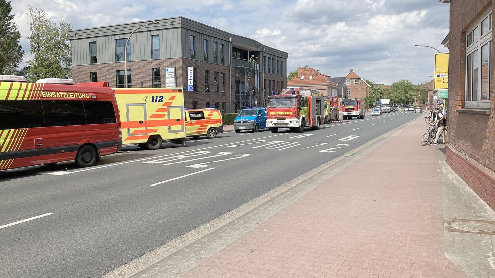 Die Von-Jhering-Straße in Aurich ist derzeit gesperrt. Einsatzkräfte sammeln sich zwischen den Einmündungen Krähennestergang und zum Collmannsgang. Foto: Heino Hermanns