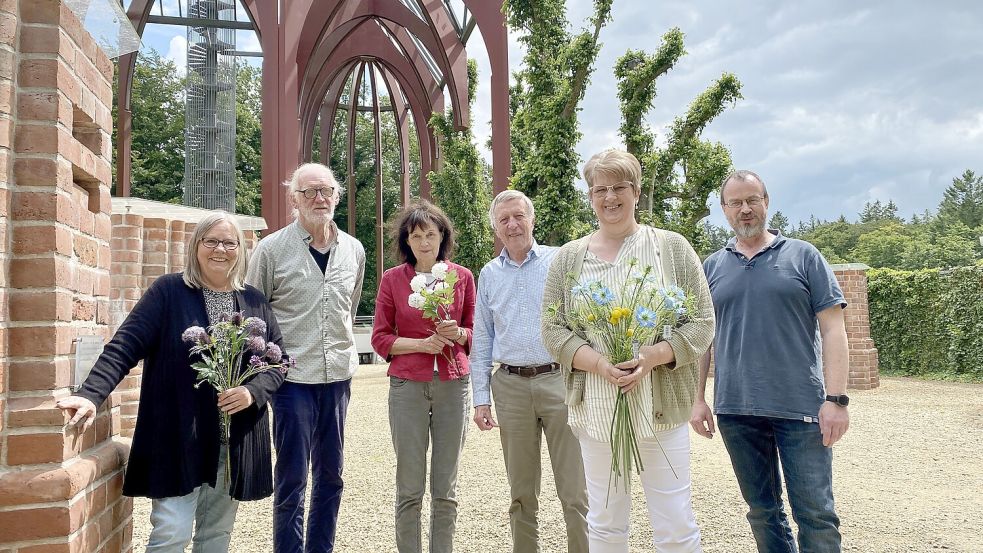 Das Orga-Team der Klostertage: Dagmar Brüdigam (Klosterladen, von links), Horst Heekmann (Marktmeister), Anna Buttjer (Klosterladen), Bernhard Buttjer (1. Vorsitzender des Klostervereins), Irmgard Reuter (Klostercafé) und Heinz Seegers (Bundesfreiwilligendienstler). Foto: privat