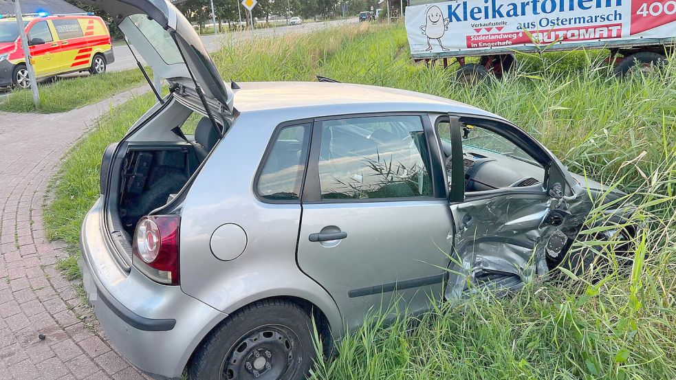 Das zweite Auto landete am Straßenrand. Foto: Cipolla