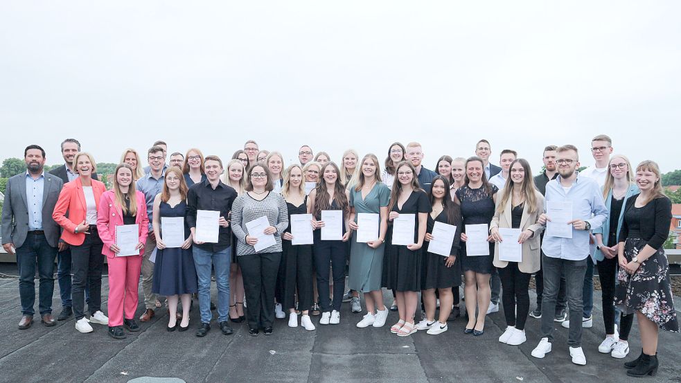 Über die erfolgreich abgeschlossenen Ausbildungen als Verwaltungsfachangestellte freuten sich Absolventen und Ausbilder gleichermaßen. Foto: Landkreis Aurich