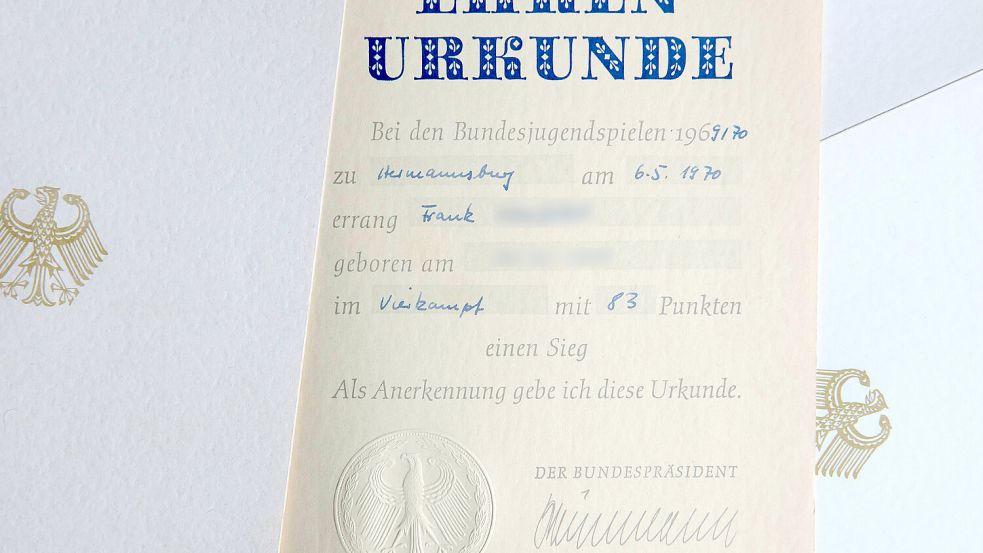 Eine Ehrenurkunde für die Teilnahme an den Bundesjugendspielen 1969/70, unterschrieben vom damaligen Bundespräsidenten Gustav Heinemann. Foto: DPA