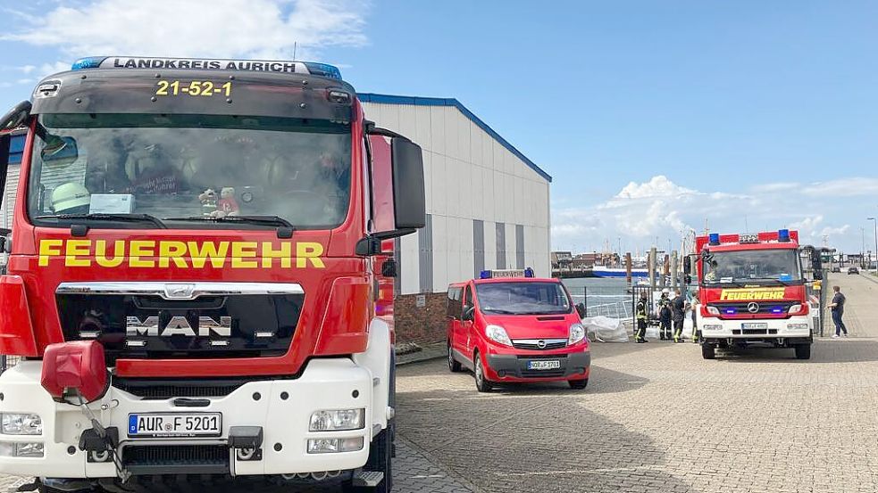 Ein Großaufgebot der Feuerwehr rückte am Mittwochmorgen in den Osthafen Norddeich aus. Foto: Rebecca Kresse