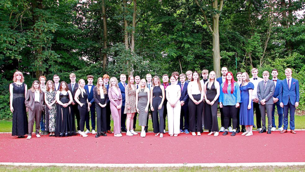 34 Absolventen des Beruflichen Gymnasiums erhielten ihre Abschlusszeugnisse. Foto: Berufsbildende Schulen 2 Aurich