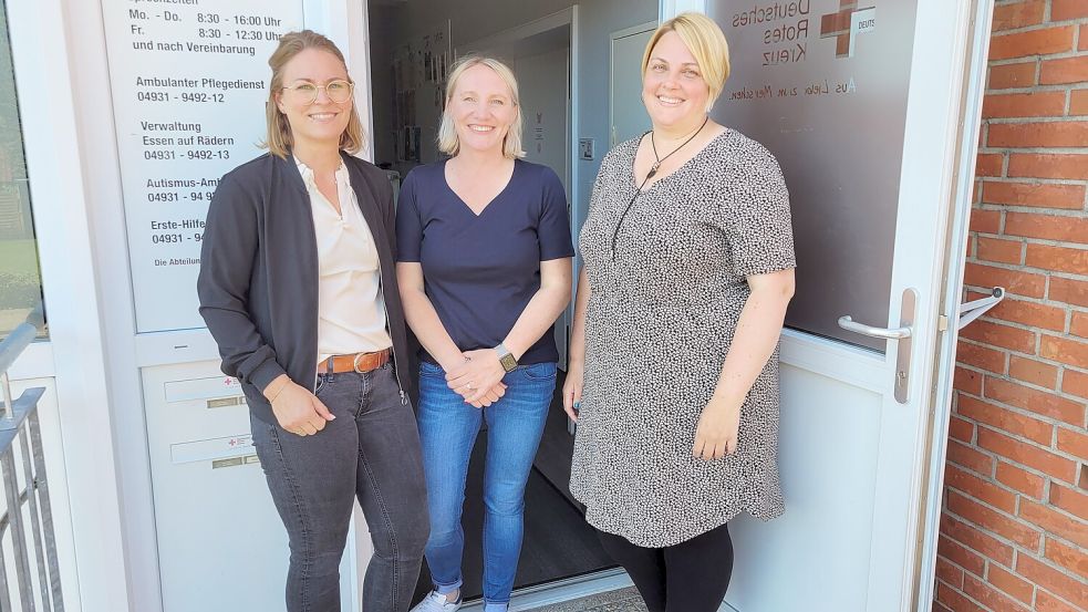 Anna Christians (von links), Janna Higgen und Tatjana Suda stehen vor dem neuen künftigen Standort des ZAK in Norden. Foto: Rebecca Kresse