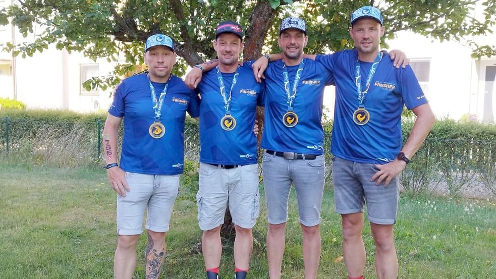 Die Triathleten des MTV Aurich Dieter Okken (von links), Kevin Schelken, Holger Onkes und Klaus-Peter Dworak bewährten sich beim Triathlon in Roth. Es ist der weltweit größte Wettkampf über 3,8 Kilometer Schwimmen, 180 Kilometer Radfahren und einem Marathon über 42,2 Kilometer. Foto: privat