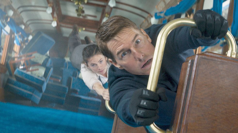 Tom Cruise als Ethan Hunt und Hayley Atwell als Grace in einer Szene des Films „Mission: Impossible 7 - Dead Reckoning Teil Eins“. Foto: DPA/Paramount Pictures and Skydance