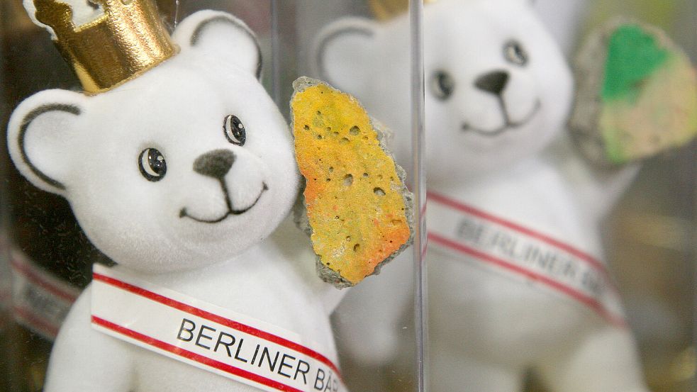 Ist das nicht süß? Plüschbär mit einem Stück Berliner Mauer. Foto: picture alliance/dpa/Stephanie Pilick