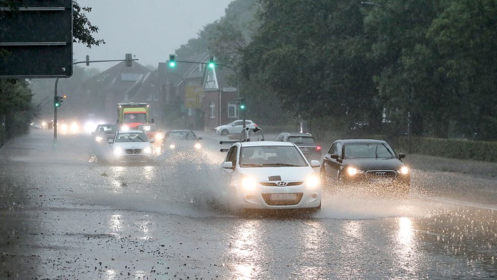 •Starkregen sorgte Mitte August vorigen Jahres in Aurich für überschwemmte Straßen. Foto: Romuald Banik