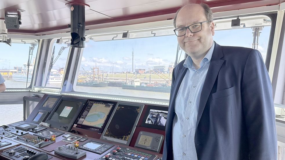 Steuert die Klimawende in Niedersachsen: Umweltminister Christian Meyer steht in Norddeich auf der Brücke des Ölbekämpfungsschiffes Leysand. Der Grünen-Politiker nutzt die Sommerzeit momentan für eine Energiewende-Tour entlang der Küste. Foto: Lars Laue