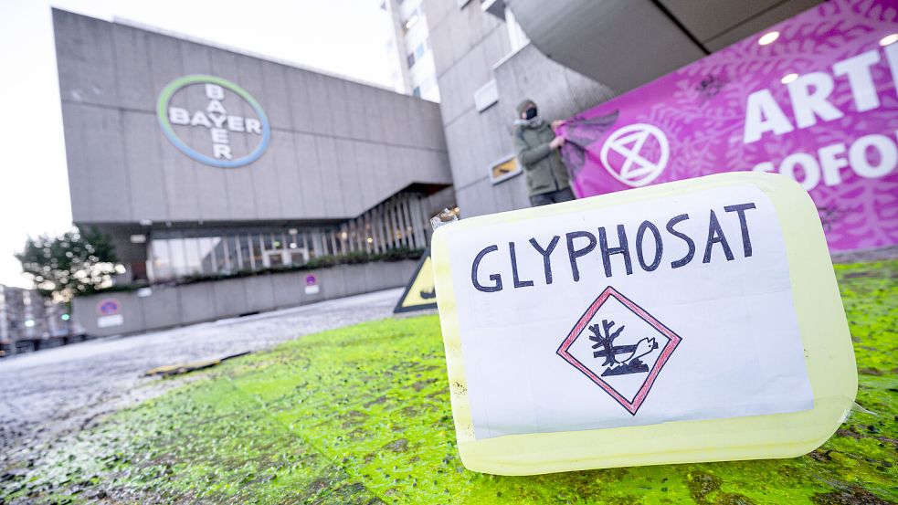 Eine Blockadeaktion der Aktivistengruppe Extinction Rebellion gegen Glyphosat. Aber ist der Stoff wirklich so gefährlich? Foto: dpa/Fabian Sommer