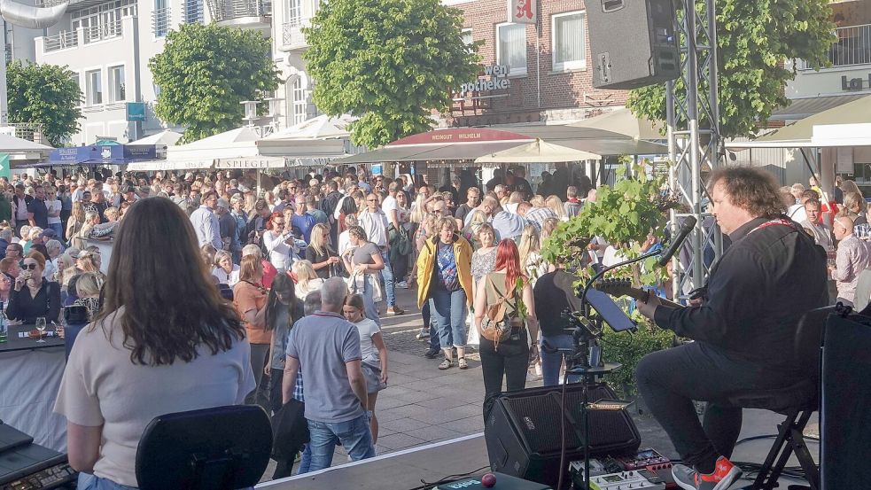 Die Band Adenalin spielte am Eröffnungstag des Auricher Weinfestes. Foto: Helmut Vortanz