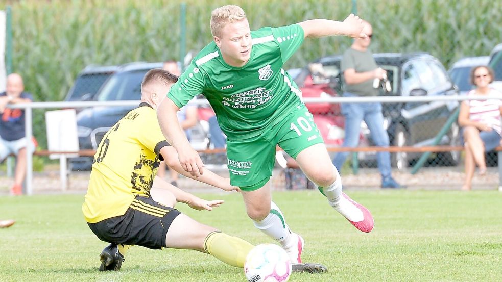 Einen schweren Stand hatten die Fußballer des SV Ostfrisia Moordorf (rechts Nils Hogelücht) in der vergangenen Saison in der Bezirksliga. Foto: Bernd Wolfenberg