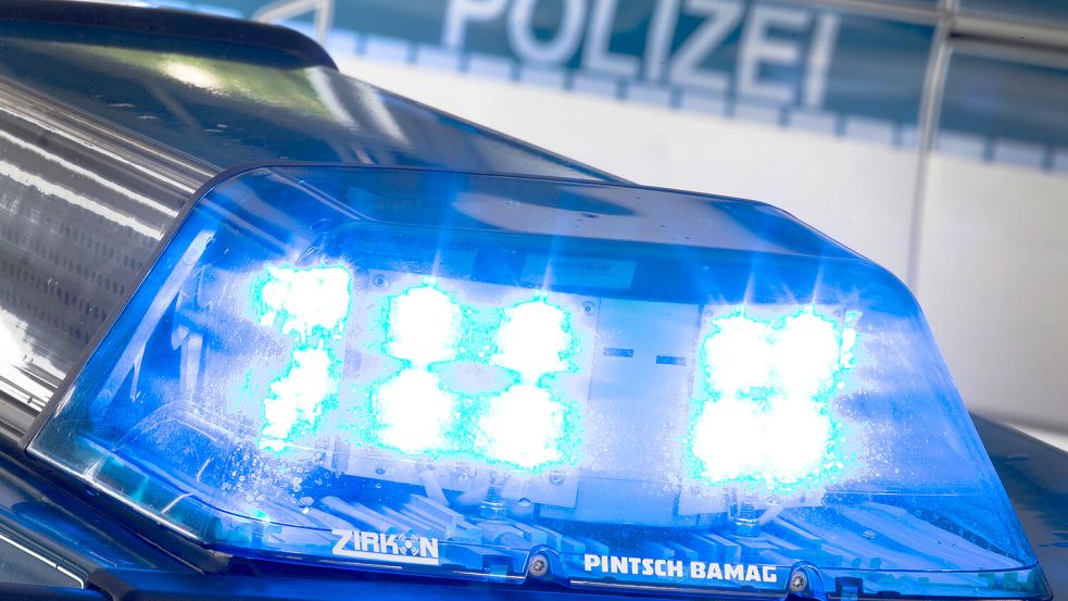 Eine Blaulicht leuchtet auf dem Dach eines Polizeiwagens. In Norden hat es einen Verkehrsunfall gegeben. Foto: Friso Gentsch/dpa
