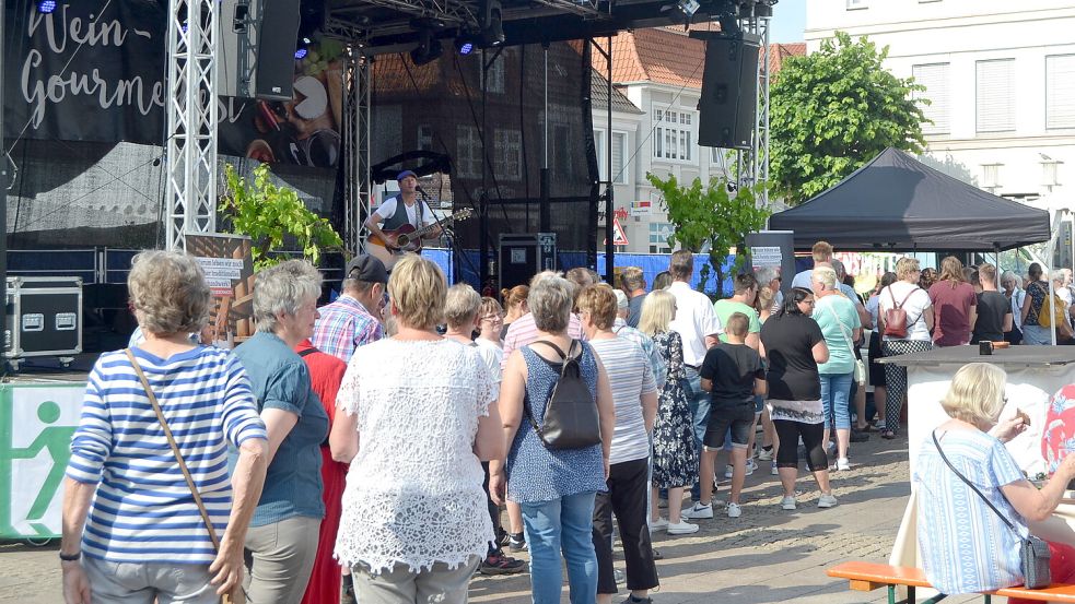 Lange Schlangen bildeten sich bei der Frühstücksausgabe. Foto: Neelke Harms